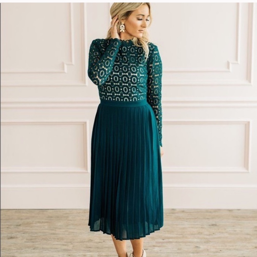 Ivy City Co Arabella Green Lace Midi Dress